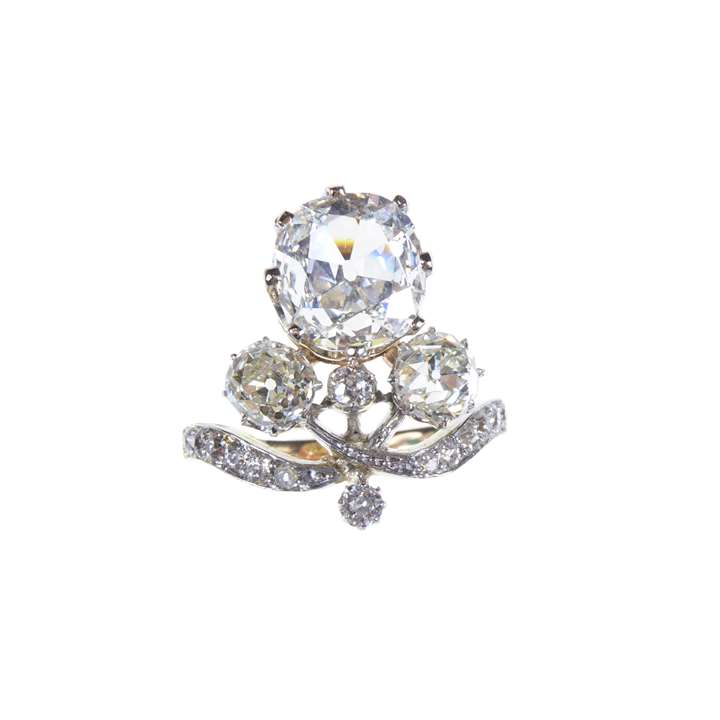 Art Nouveau cushion diamond cluster ring, set upright with a 2.04ct F VS2 stone